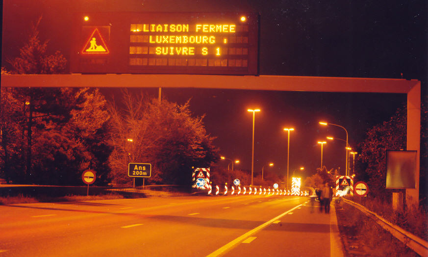 Figura 2: Panel de mensaje variable que indica el cierre de un túnel debido a obras y la vía alternativa que debe seguirse (Bélgica)